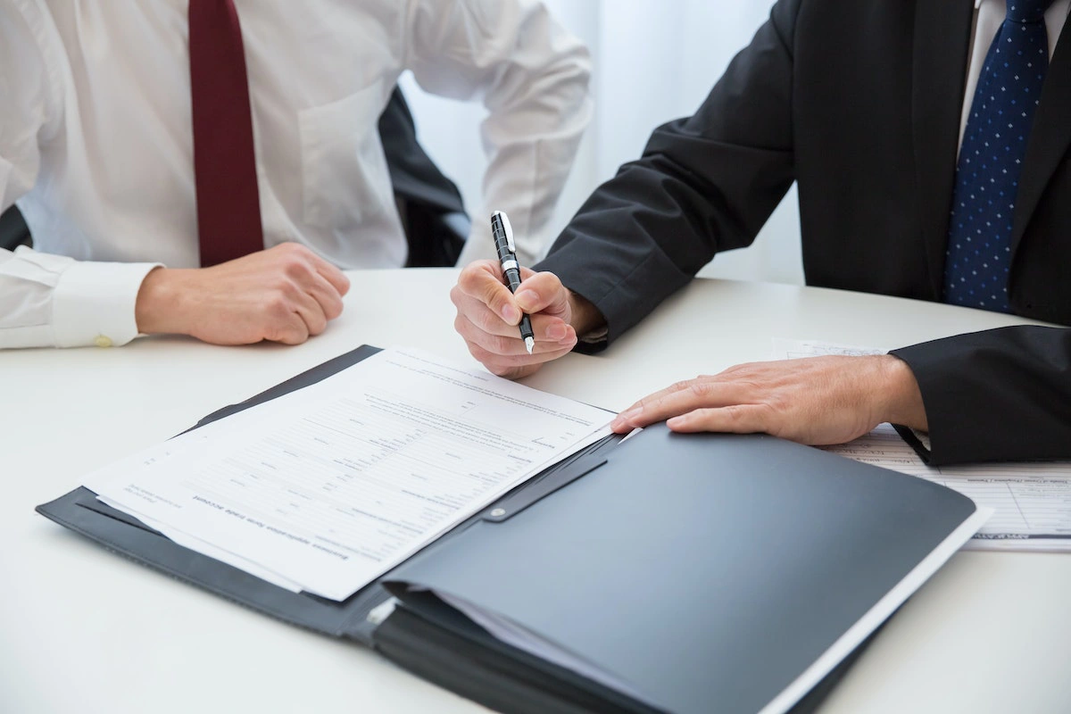 Dealing with dicey contractual difficulties - who should sign a Contract first?